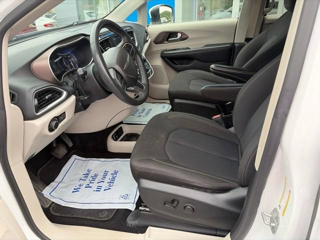 2022 Chrysler Voyager LX