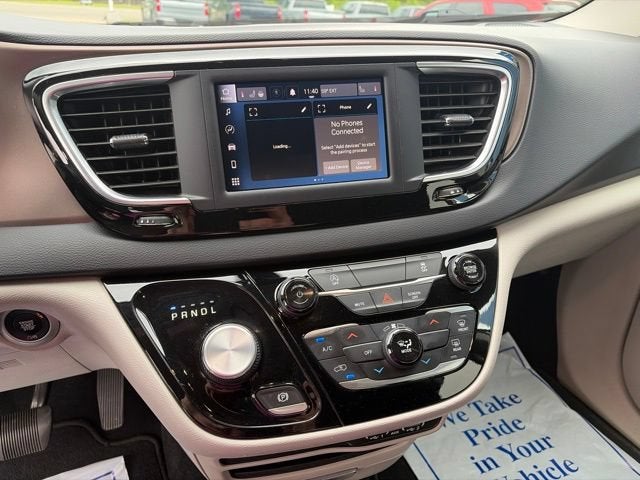 2022 Chrysler Voyager LX